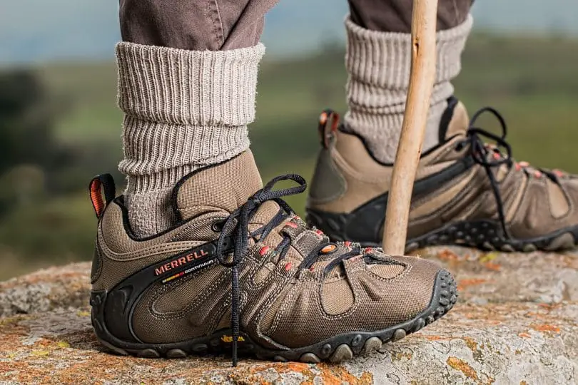 Low-cut hiking shoes