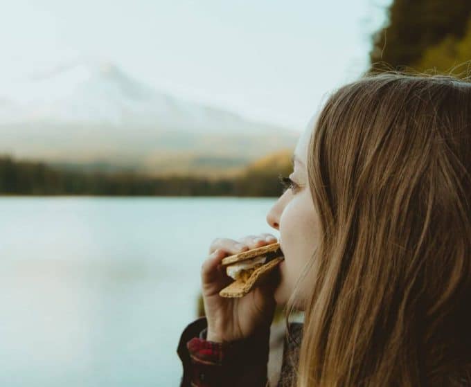 girl-eating-snacks